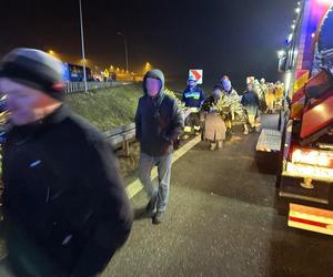 Autokar staranował barierki i spoczął w rowie. 65 pasażerów utknęło na autostradzie A4