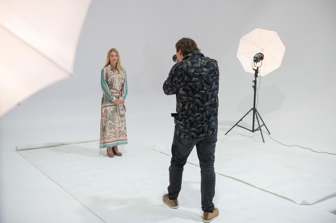 Na Wspólnej odc. 3120. Renata (Marta Jankowska), fotograf Roch (Piotr Łukawski)