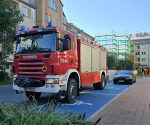 Pilna akcja służb na Ursynowie w Warszawie. Podczas rozbiórki budynku uszkodzono blok. Ewakuacja mieszkańców