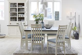 Biały stół i krzesła do jadalni w stylu skandynawskim
