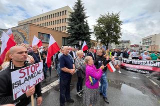 W centrum Siedlec odbył się protest „Stop Imigracji” zorganizowany przez Konfederację. Zobacz zdjęcia!