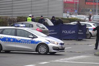 Przerażające odkrycie na parkingu! Młoda para leżała martwa w samochodzie