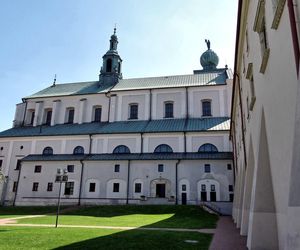 Północna elewacja bazyliki z przyległym gmachem dawnego klasztoru bożogrobców w Miechowie