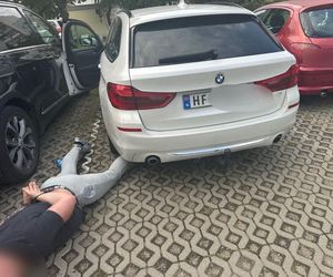 Uciekał kradzionym BMW, radiowóz wylądował na dachu. Pirat drogowy w rękach policji