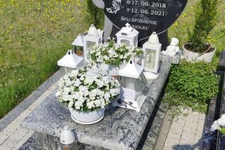 Potworni rodzice skatowali malutką Zuzię na śmierć. Sąd zabrał ją od kochającej rodziny. Widok pomnika sprawia, że serce pęka