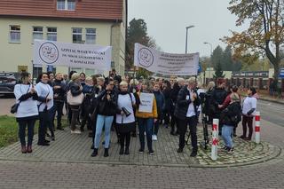 Pielęgniarki i personel niemedyczny protestowały przed szpitalem wojewódzkim w Koszalinie