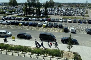 Zazieleniony teren parkingu i pasażu przed terminalami Katowice Airport