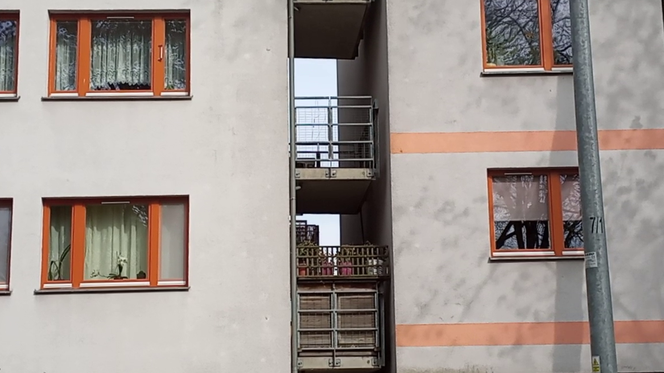 Balkony z widokiem na ścianę