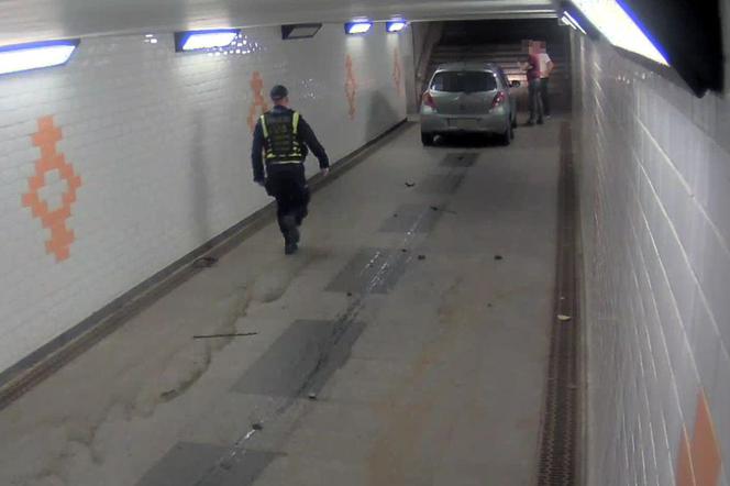 AUTO W TUNELU DLA PIESZYCH [ZDJĘCIA]