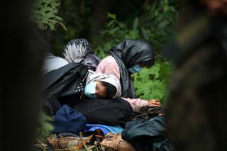 Usnarz Górny (woj. podlaskie). Grupa uchodźców koczuje na granicy polsko-białoruskiej 