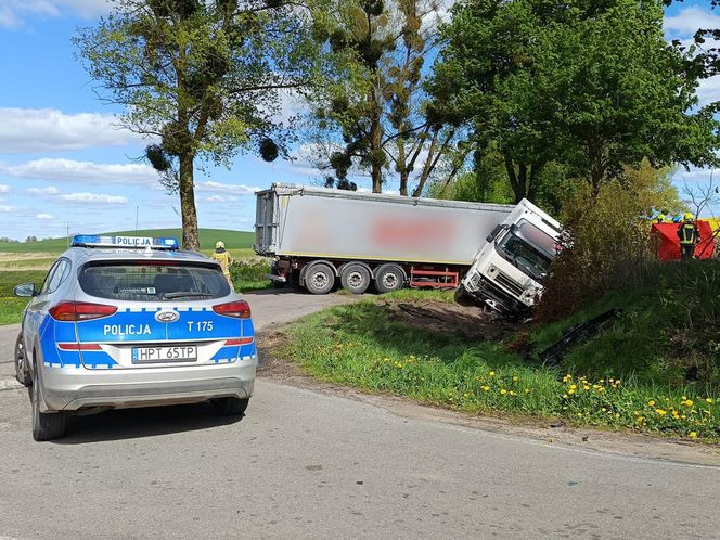 Śmiertelny wypadek pod Olsztynem. 39-latek zignorował znak "stop"? [ZDJĘCIA].