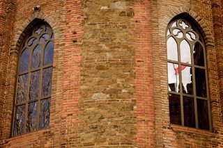 Nowe okna w sali jadalnej, przyziemiu i kaplicy pałacu Marianny Orańskiej