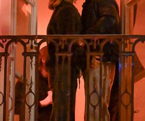 Maciej Musiał całował ukochaną na balkonie