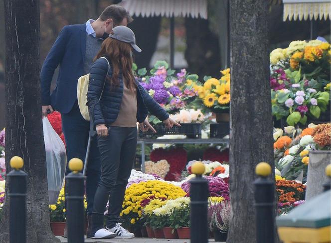 Anna Mucha kupuje kwiaty przy cmentarzu