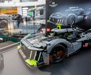 LEGO Technic Peugeot 9x8 Hybrid Hypercar