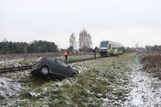 Płońsk. Makabryczna śmierć! 50-latka wjechała prosto pod pociąg