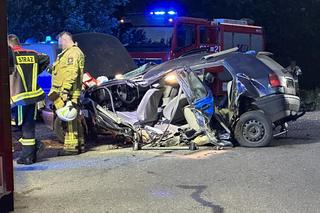 Auto rozerwane na pół, pasażerowie zakleszczeni. Kierowca sam wyszedł z pojazdu