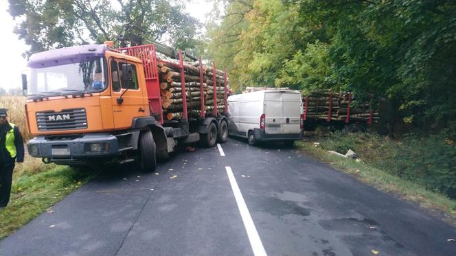 Koszmarny wypadek w Dąbrowie Chełmińskiej. Ciężarówka zmiażdżyła dostawczaka