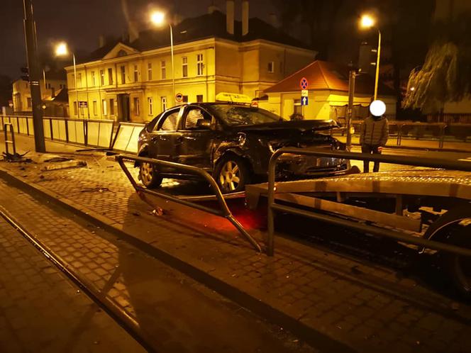 Wypadek w centrum Bydgoszczy! Osobówka wbiła się przystanek tramwajowy [ZDJĘCIA]