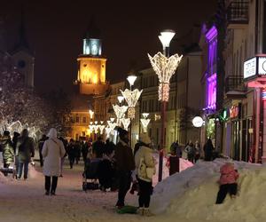Lublin wieczorową porą. W mieście świąteczne ozdoby i hałdy śniegu. Zobacz zdjęcia!