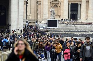 Tłumy żegnają papieża Benedykta XVI. Na pogrzeb wybiera się premier Morawiecki