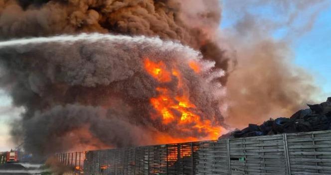 Wielki pożar składowiska opon w Koninie