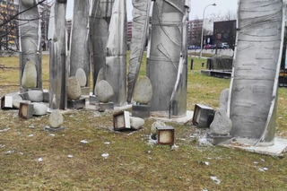 Ktoś zdemolował instalację artystyczną inspirowaną Janem Pawłem II