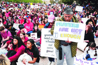 Ameryka opłakuje ofiary, stany luzują przepisy