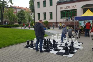 Gliwice: Planszówki w plenerze i gigantyczne szachy na skwerze pod biblioteką