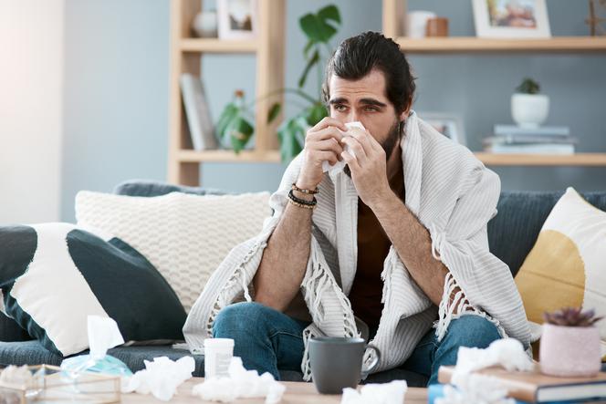 mężczyzna chory na grypę
