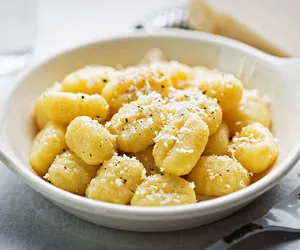 Obiadowe kluski z ciasta parzonego. Gnocchci parisienne z dodatkiem żółtego sera smakują rewelacyjnie