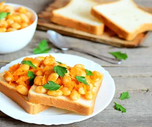 Fasola pieczona w piwie. Dodaj cebulkę, a wyjdzie kulinarne arcydzieło