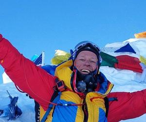 Szymon Jaskuła z Zielonej Góry wchodzi na Mount Everest. Himalaje dla zwierzaków