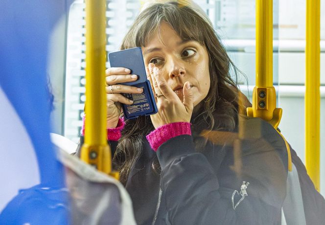 Jachira maluje się w tramwaju