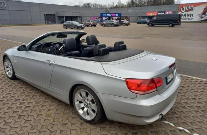 Samochód osobowy marki BMW 335i Cabrio (E93)