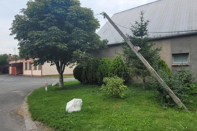 Skosił kombajnem… słupy telefoniczne. Policjanci z Gostynia ustalili sprawcę