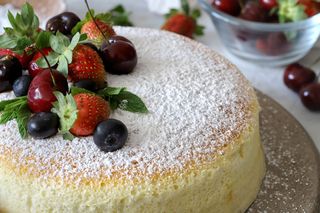 Bajecznie lekki sernik japoński. Przepis na piankowy fluffy cake, który kusi i zachwyca