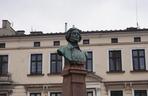 To unikatowy pomnik Mickiewicza w Polsce. Przetrwał okupację, bo Niemcy myśleli, że to Goethe