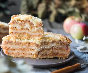 Obłędna szarlotka z mascarpone bez pieczenia – tylko 4 składniki i efekt WOW!