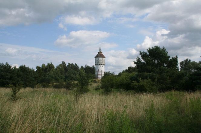 Wieża ciśnień nad jeziorem na Mazurach do wynajęcia. Kto może skorzystać z oferty?