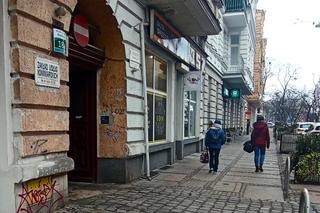 Odkryty fragment szyldu z czasów PRL