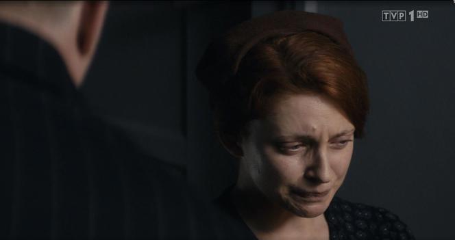 Stulecie Winnych, sezon 2, odc. 24: Mania (Karolina Bacia), ubek Romaniuk (Jakub Wróblewski)