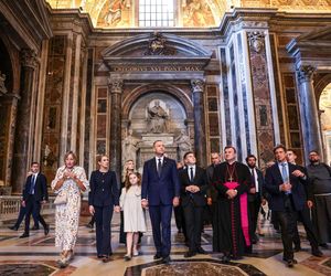 Prezydent Karol Nawrocki wraz z małżonką Martą i dwójką dzieci przybyli w piątek do Watykanu, gdzie zostali przyjęci na audiencji przez papieża Leona XIV