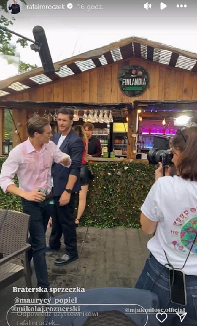 	M jak miłość nowy sezon po wakacjach. Olek (Maurycy Popiel), Marcin (Mikołaj Roznerski) na planie