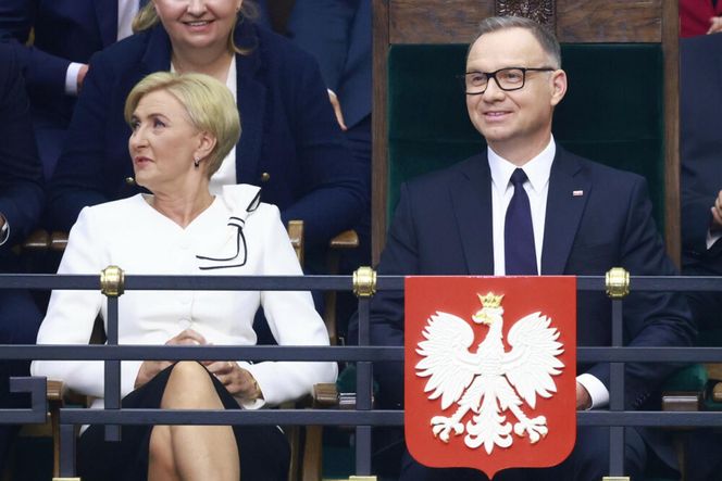 Agata Duda z kokardą na ramieniu w Sejmie