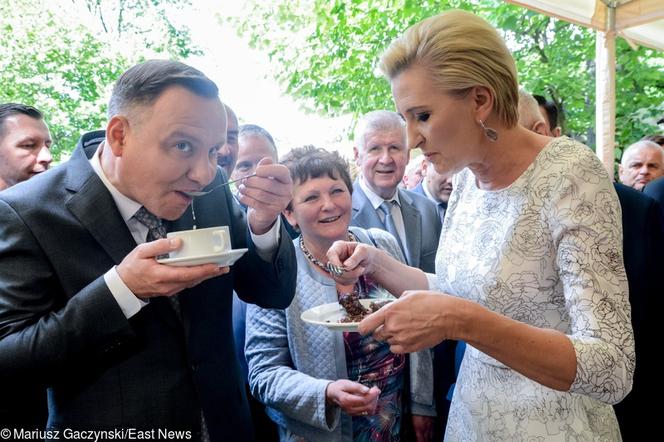 Prezydent Andrzej Duda je żonie z ręki. Czuły gest pierwszej damy.