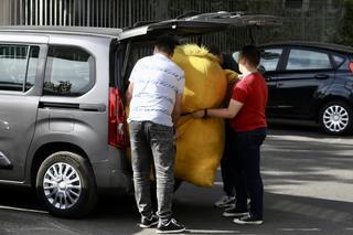 Przywieźli Kaczyńskiemu duży, puchaty prezent! Załamie się, gdy go zobaczy…