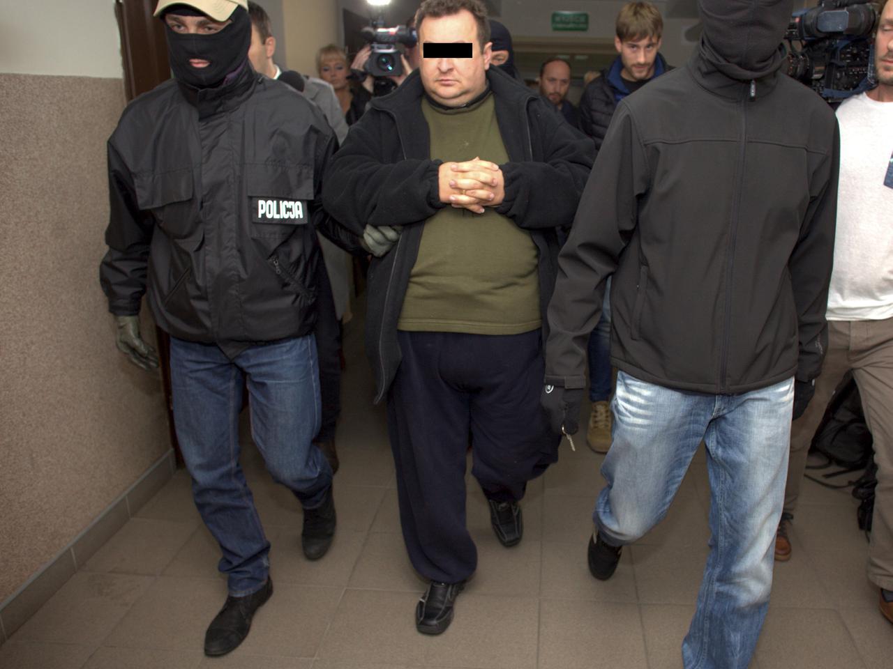 Fałszywy ksiądz więził i okradał emerytów