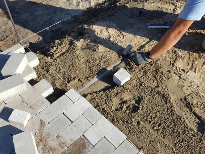Do tunelu pod torami koło Okrężnej po twardym