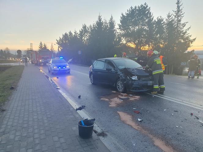 Tuchów. Zderzenie trzech samochodów osobowych na drodze wojewódzkiej